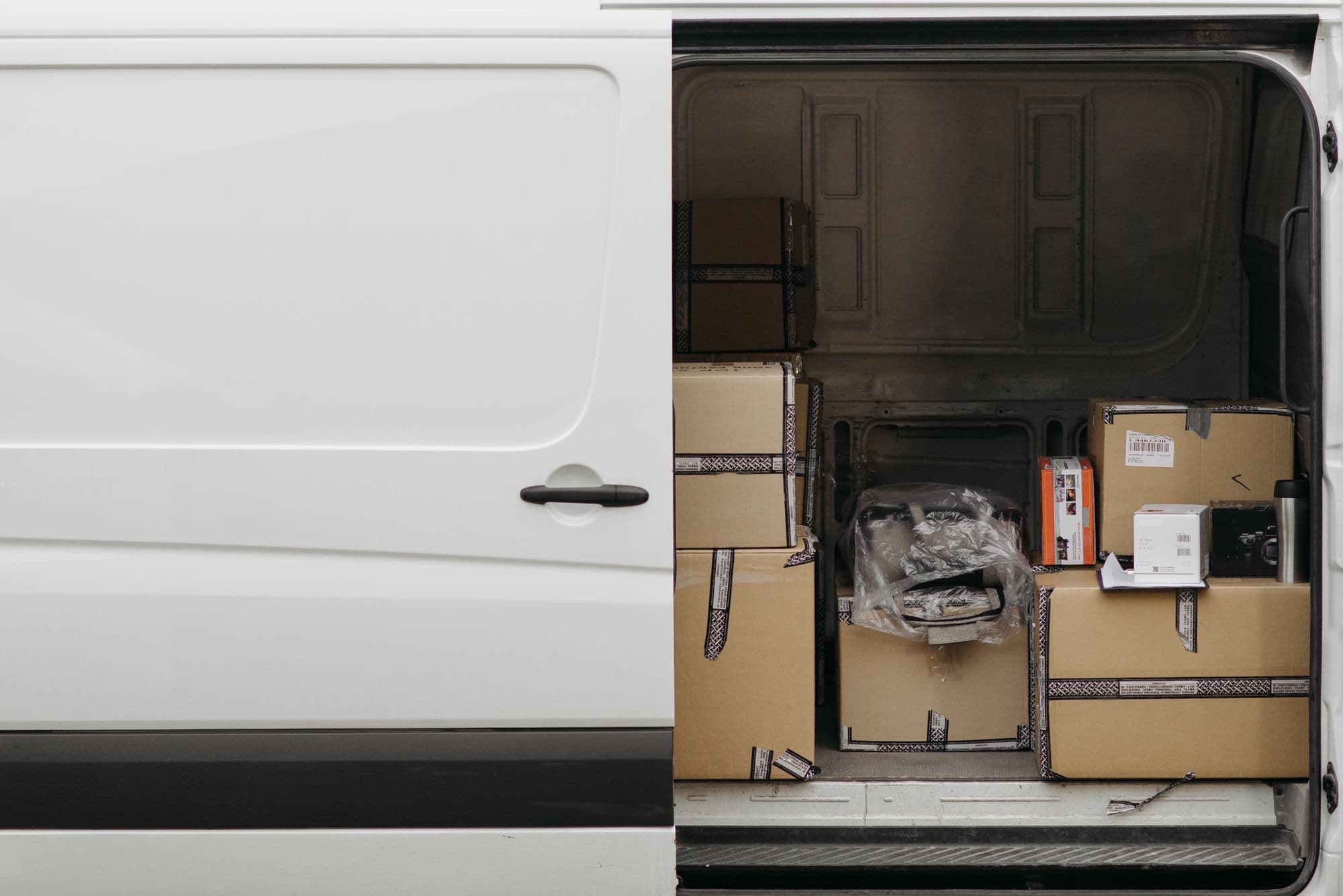 Varebil med åben sidedør, læsset med kasser